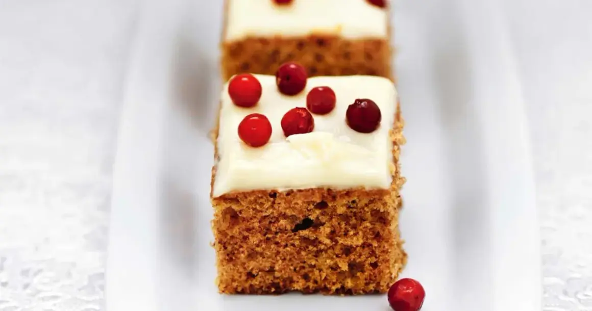 Mjuk pepparkaka med frosting och lingon. En härlig julkaka som smälter i munnen.