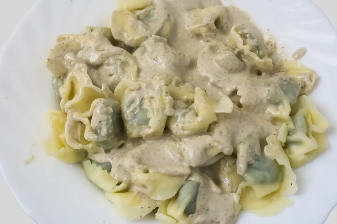 Piatto di pansoti in salsa di noci, pasta fresca ripiena condita con una cremosa salsa alle noci.