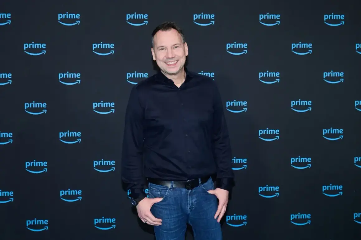 Sebastian Fitzek lächelt vor einer "prime" Kulisse, bereit für seine Fitzek Thriller Tour.
