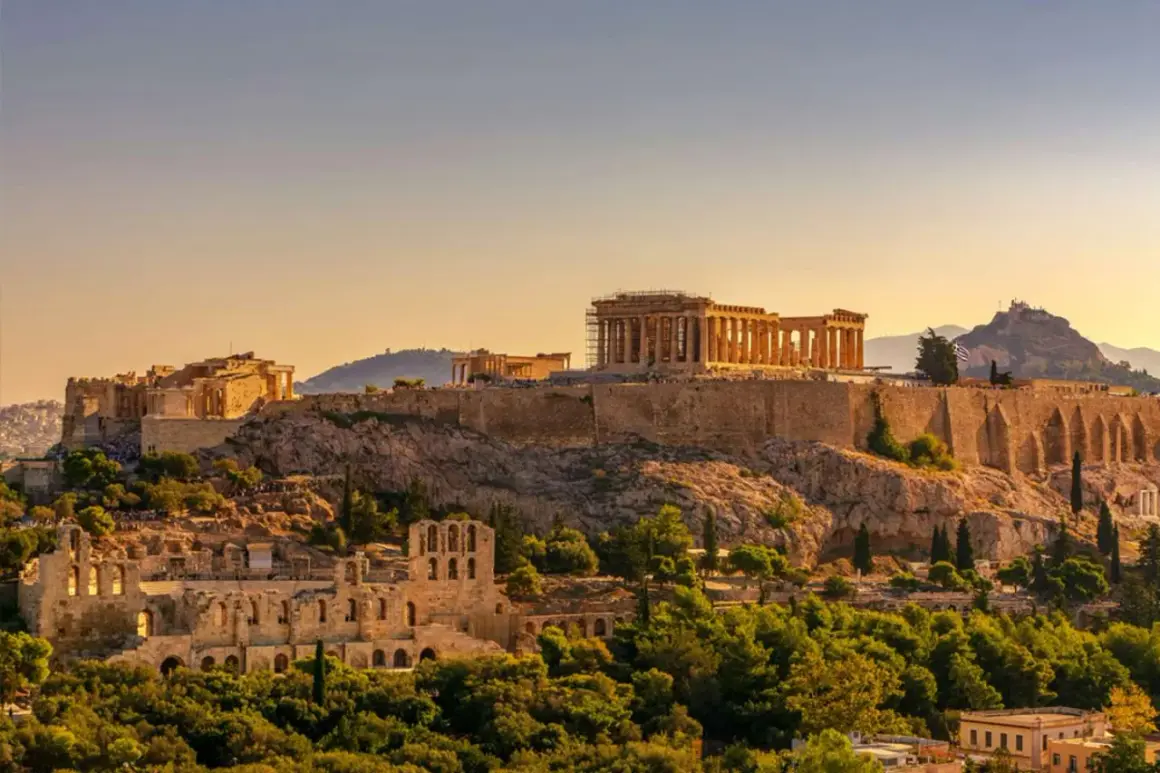 Akropolis reser sig majestätiskt på en kulle i Aten, med Parthenon i gyllene solljus.