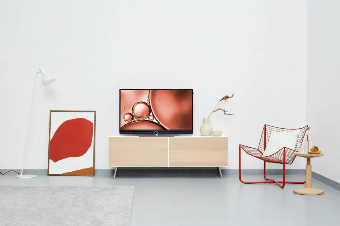 Minimalistyczny salon z telewizorem wyświetlającym obraz w technice HDR. Co to jest HDR? To wysoki zakres dynamiki, który sprawia, że obraz jest bardziej realistyczny.