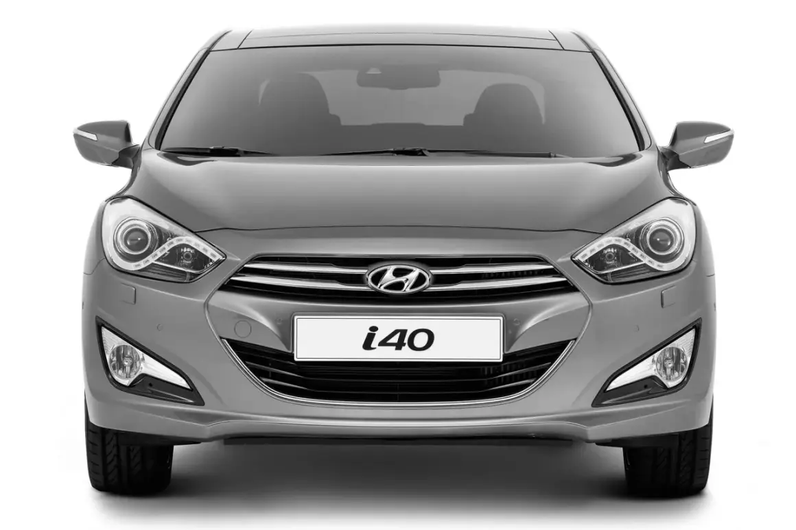 Szary Hyundai i40 1.7 CRDi z przodu, z wyraźnym logo i nazwą modelu.