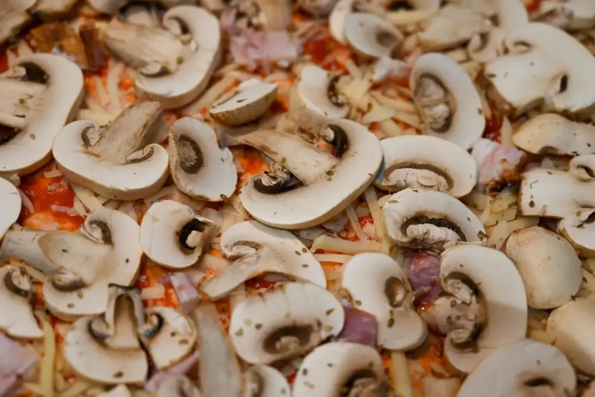 Plasterki pieczarek na pizzy. Czy pieczarki można mrozić? Tak, po rozmrożeniu nadają się do pizzy.