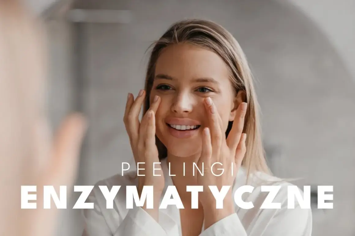 Uśmiechnięta kobieta delikatnie masuje skórę twarzy, przygotowując ją na działanie peelingu enzymatycznego.