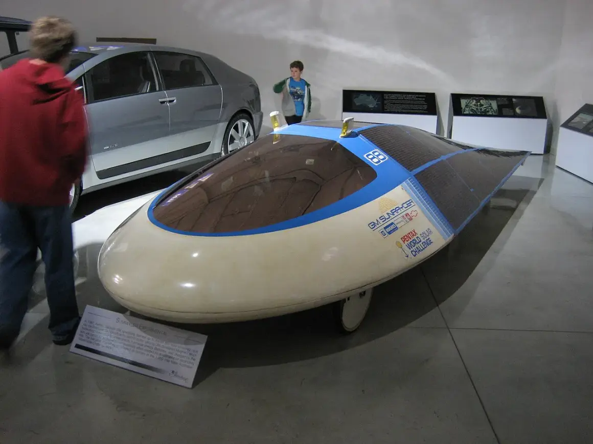 Futurystyczny samochód z panelami słonecznymi, który brał udział w wyzwaniu World Solar Challenge.