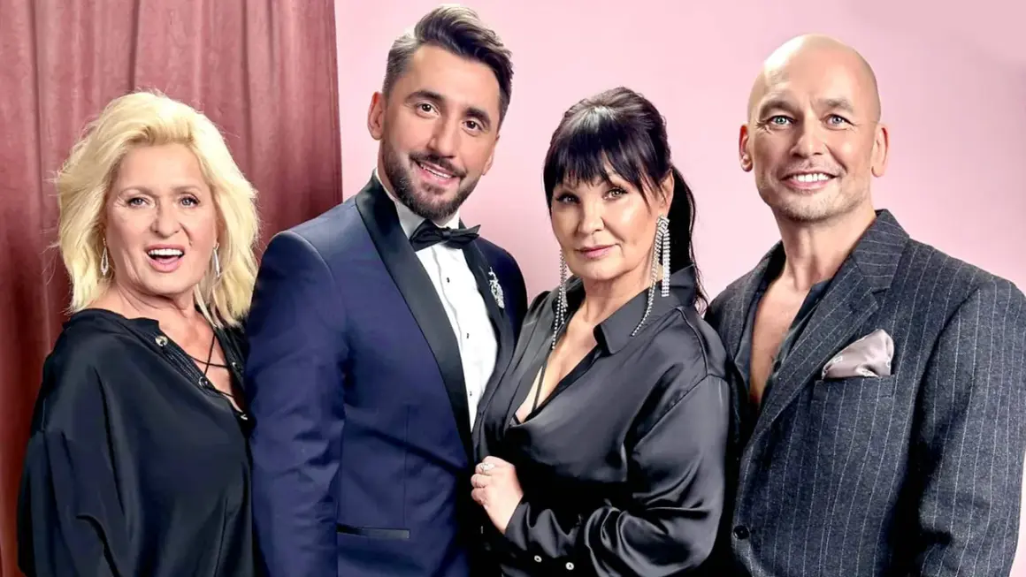 Cztery osoby w eleganckich strojach pozują do zdjęcia na różowym tle.