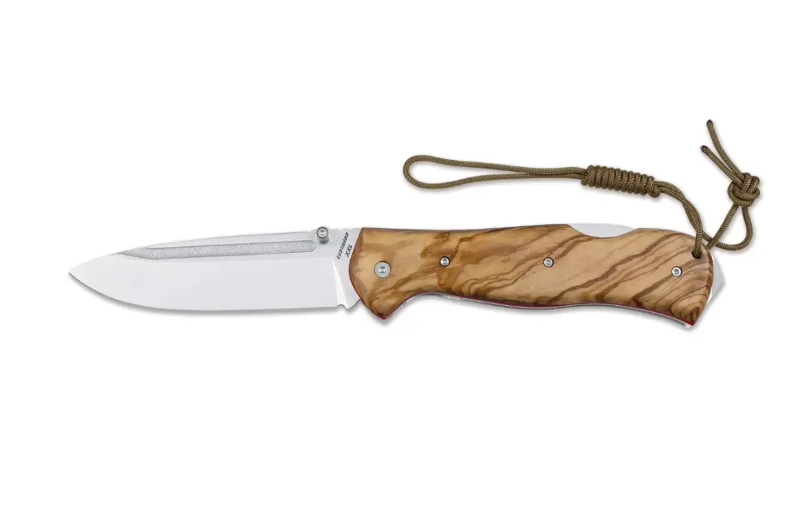 Navaja de bolsillo con mango de madera de olivo y hoja de acero. El diseño evoca la fuerza de un centauro, ideal para el nieto aventurero.