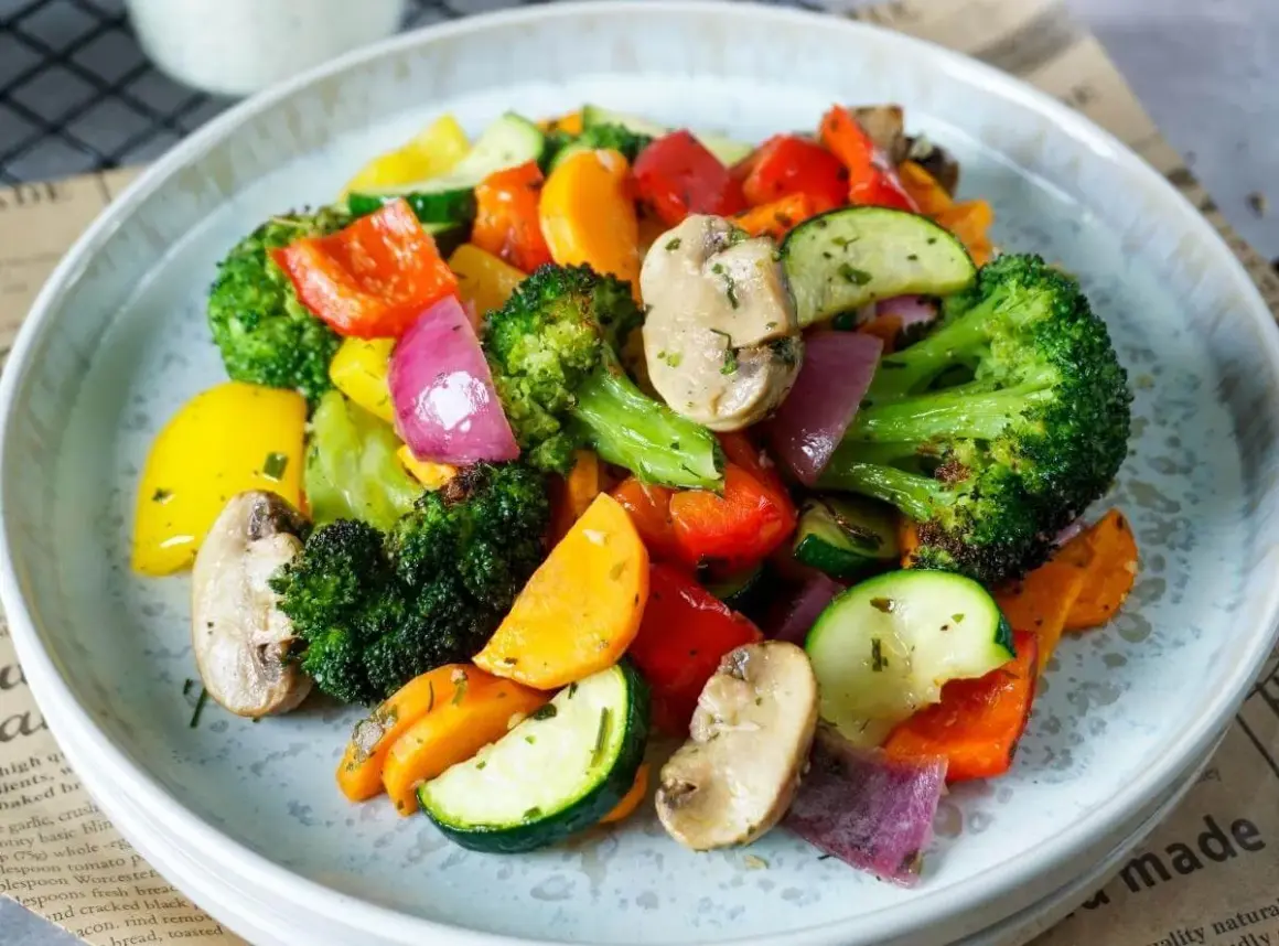 Buntes Ofengemüse mit Brokkoli, Paprika, Zucchini und Pilzen. Was esse ich heute? Eine gesunde und leckere Mahlzeit!