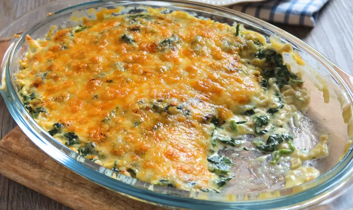 Espinacas a la crema con nata, gratinadas con queso dorado y burbujeante. Un plato reconfortante y delicioso.