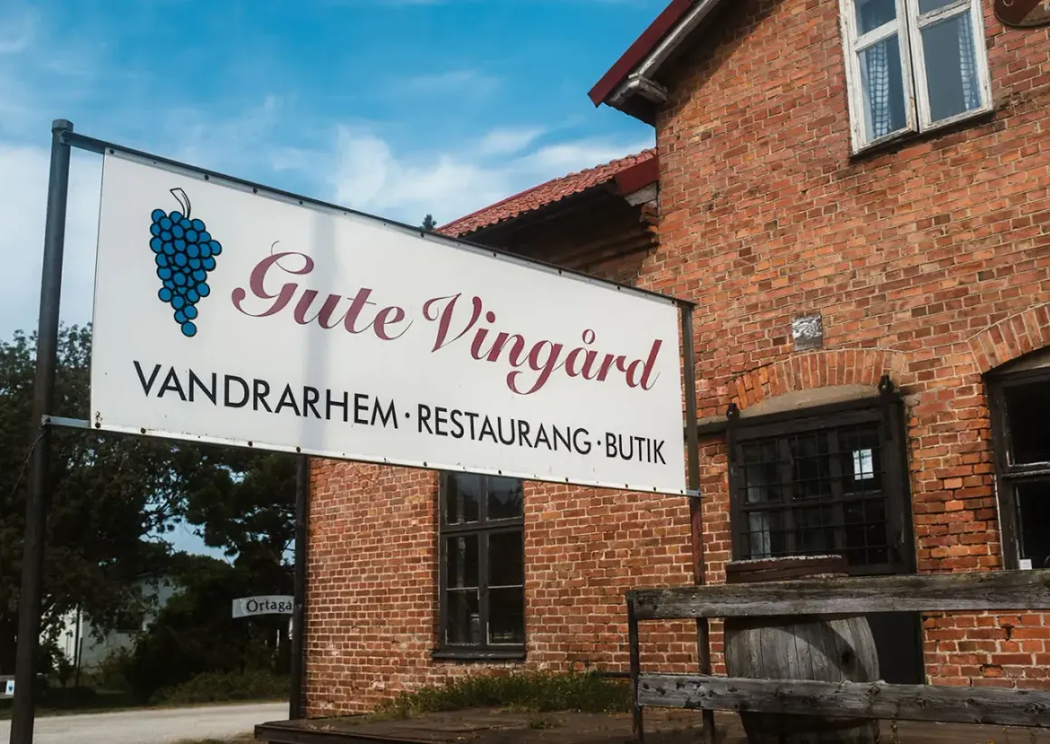 Gute Vingård: en mysig vingård med restaurang och butik. En skylt visar vägen till detta charmiga ställe.