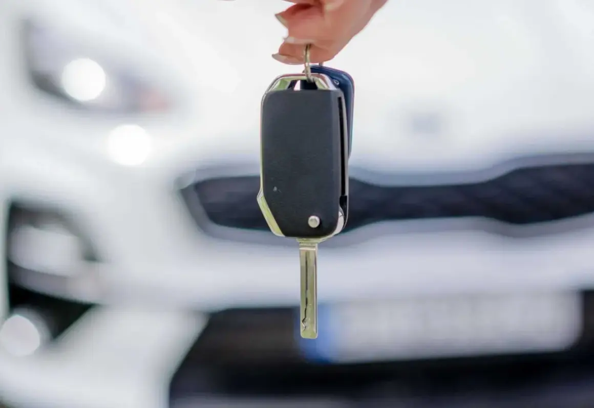 Kluczyki do nowego samochodu w leasing. Ciesz się jazdą bez zmartwień!