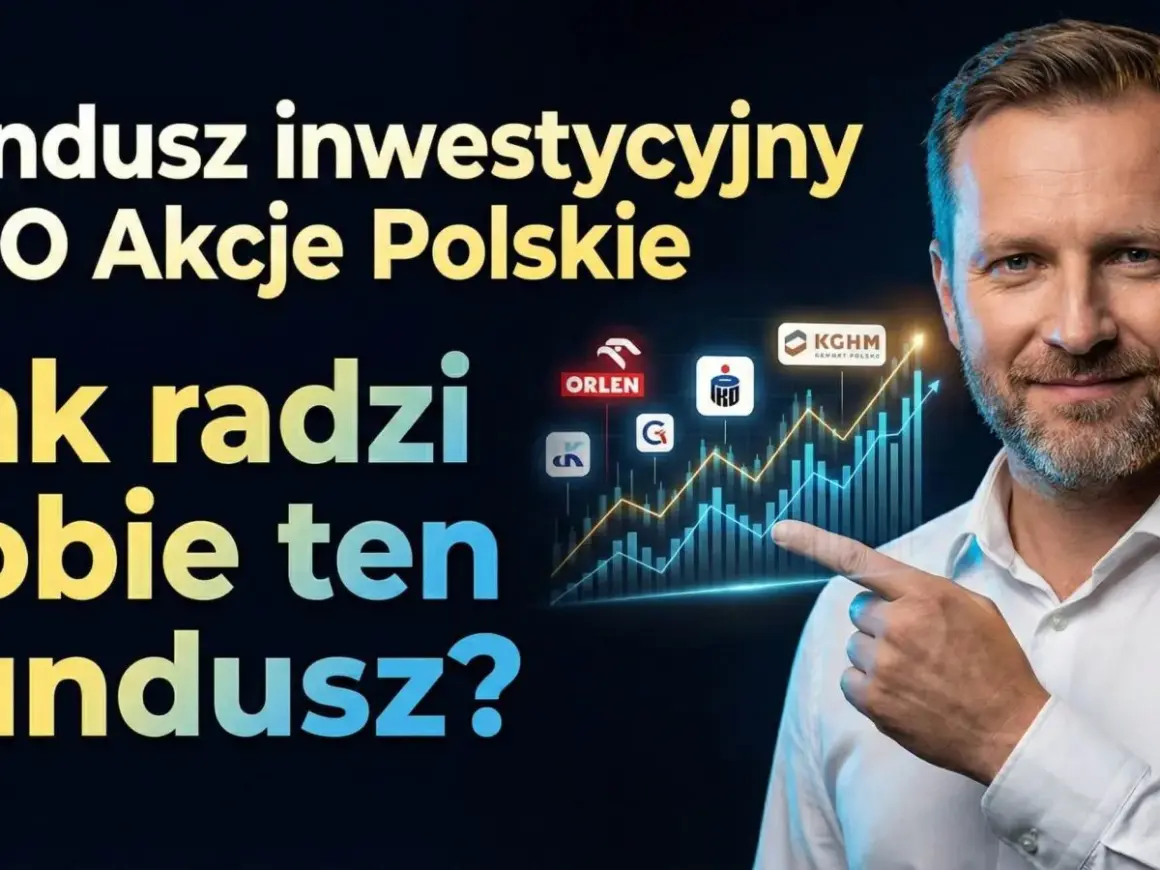 Mężczyzna wskazuje na wykres wzrostu akcji PKOBP i innych polskich spółek. Czy warto inwestować w ten fundusz?