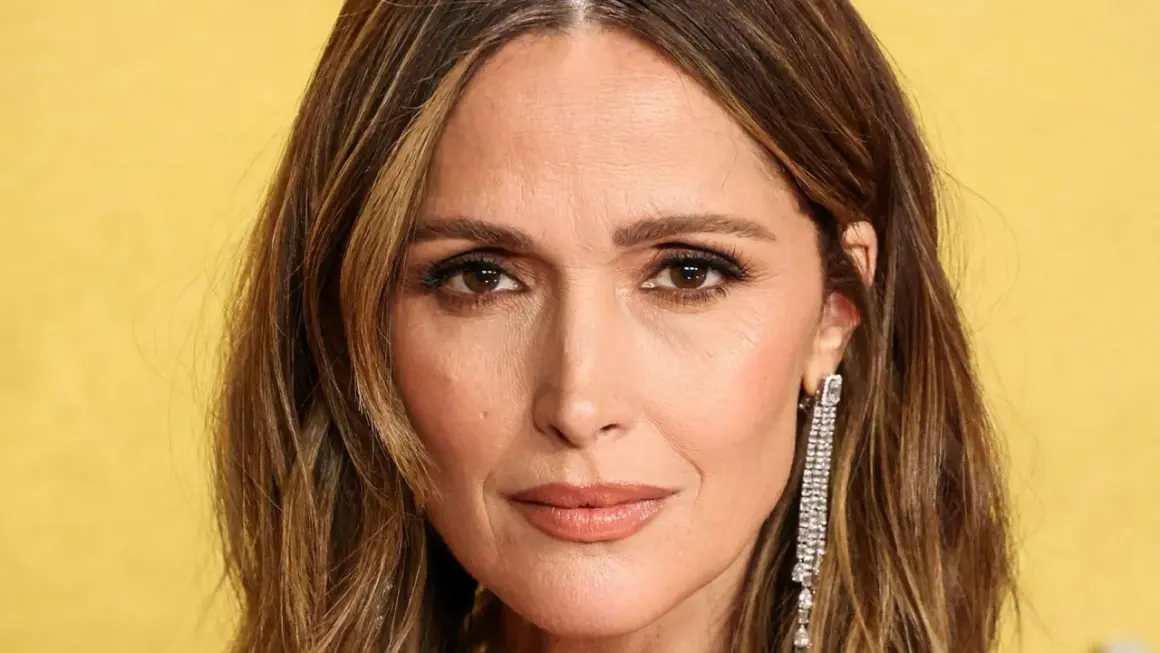 Närbild på Rose Byrne med sina bruna ögon och blonda hår. Hon är känd för sina roller i många filmer med Rose Byrne.