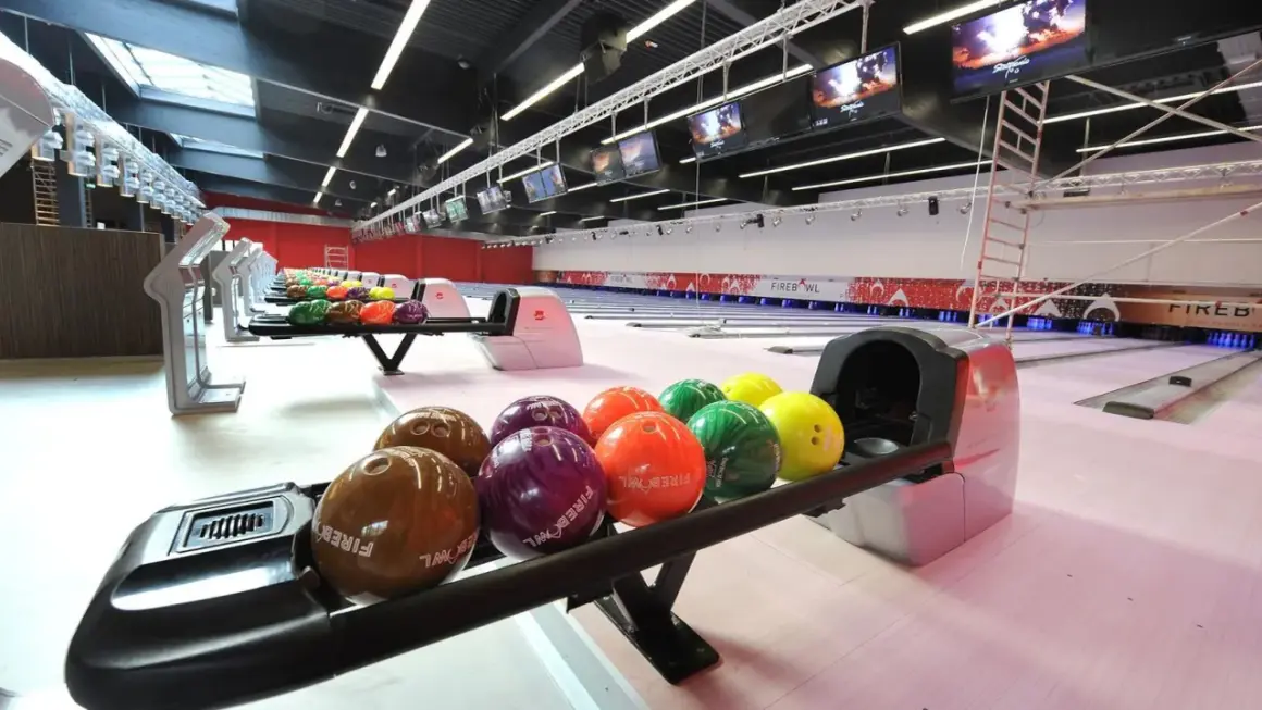 Bunte Bowlingkugeln warten auf ihren Einsatz in Wermelskirchen. Die Bahnen sind bereit für spannende Spiele.