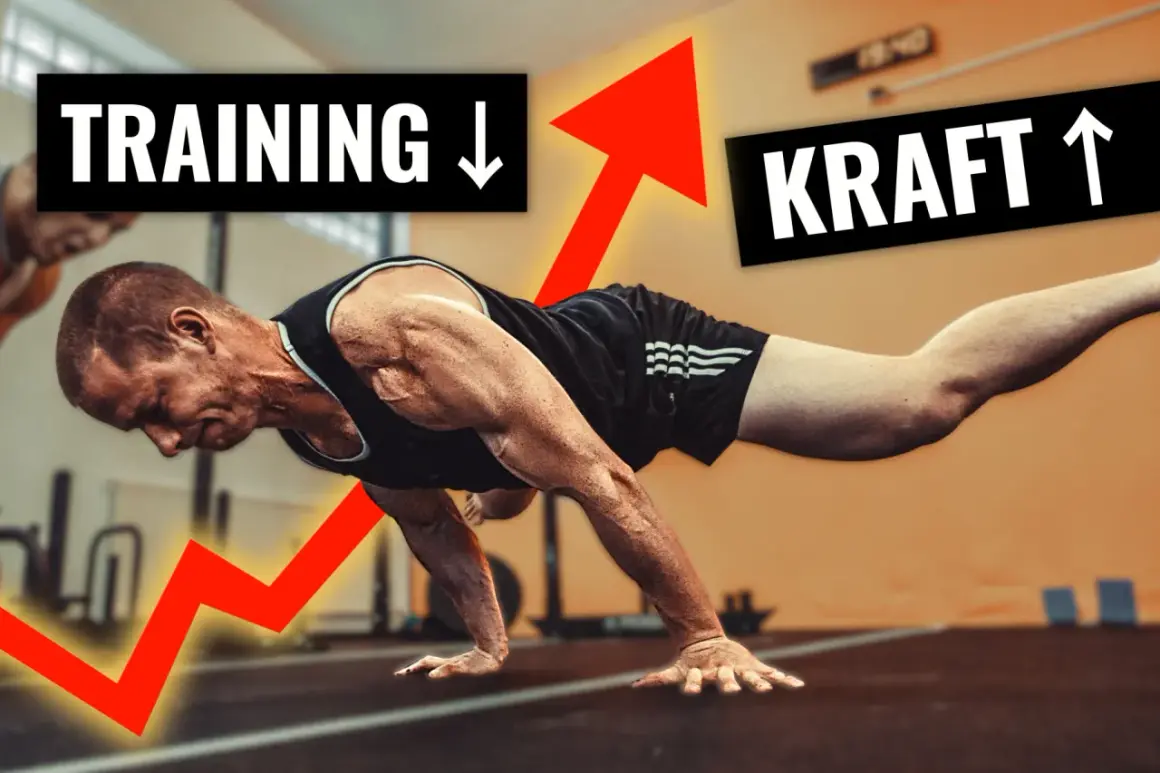 Mann in Liegestütz-Position, roter Pfeil zeigt nach oben. Text: "TRAINING ↓ KRAFT ↑". Hilft, Muskelabbau nach OP zu verhindern.