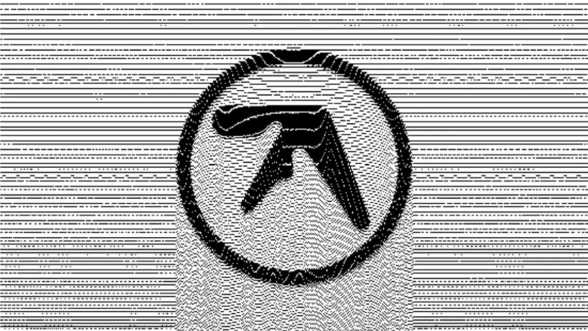 Logo stilizzato di Aphex Twin in bianco e nero, con un effetto glitch che ricorda le onde sonore. Un'icona che evoca la musica elettronica e l'arte visiva, perfetta per un fan di Aphex Twin Italia.