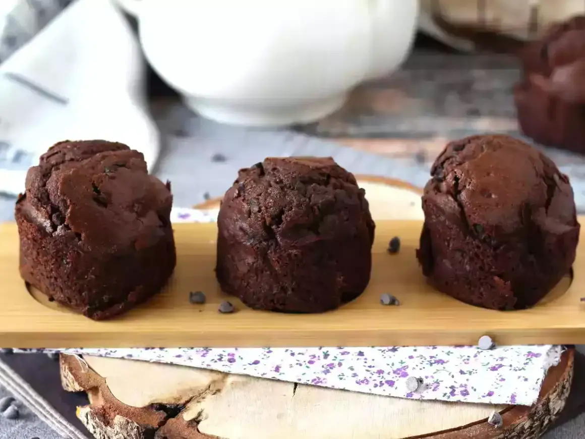 Tre saftiga muffins choklad, perfekta för en fika.