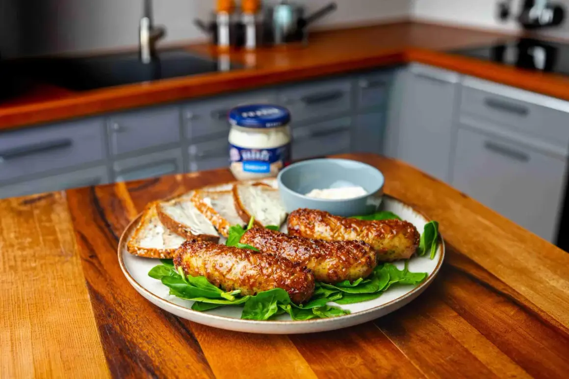 Pyszna biała kiełbasa z airfryer, podana z chlebem i majonezem. Idealna na szybki obiad.