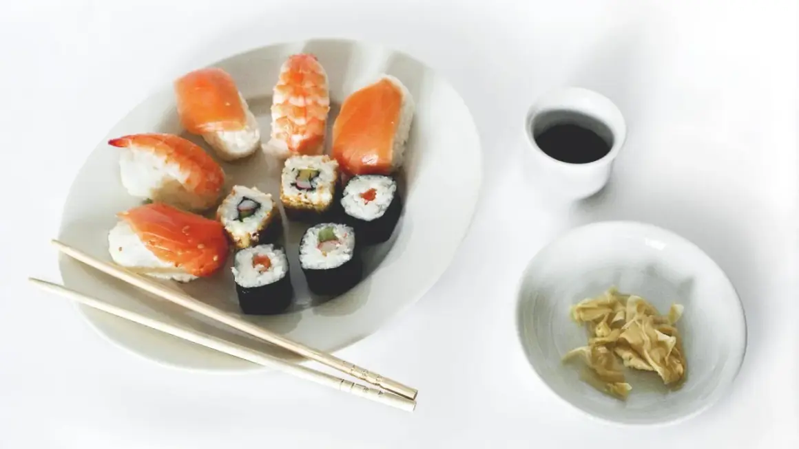 Sushiplatte mit Lachs- und Garnelen-Nigiri sowie Maki-Rollen. Dazu Sojasauce und eingelegter Ingwer. Ein Genuss, sushireis ohne reisessig!