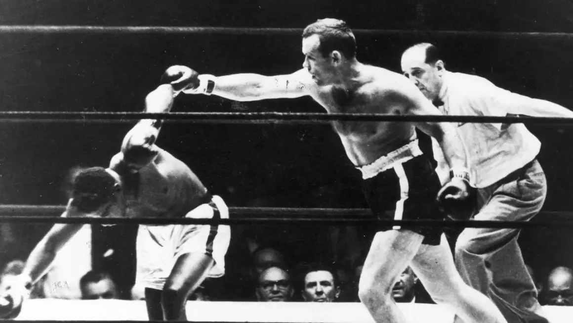Boxaren Ingemar "Ingo" Johansson, "tigern", levererar en kraftfull högerkrok i en intensiv match.