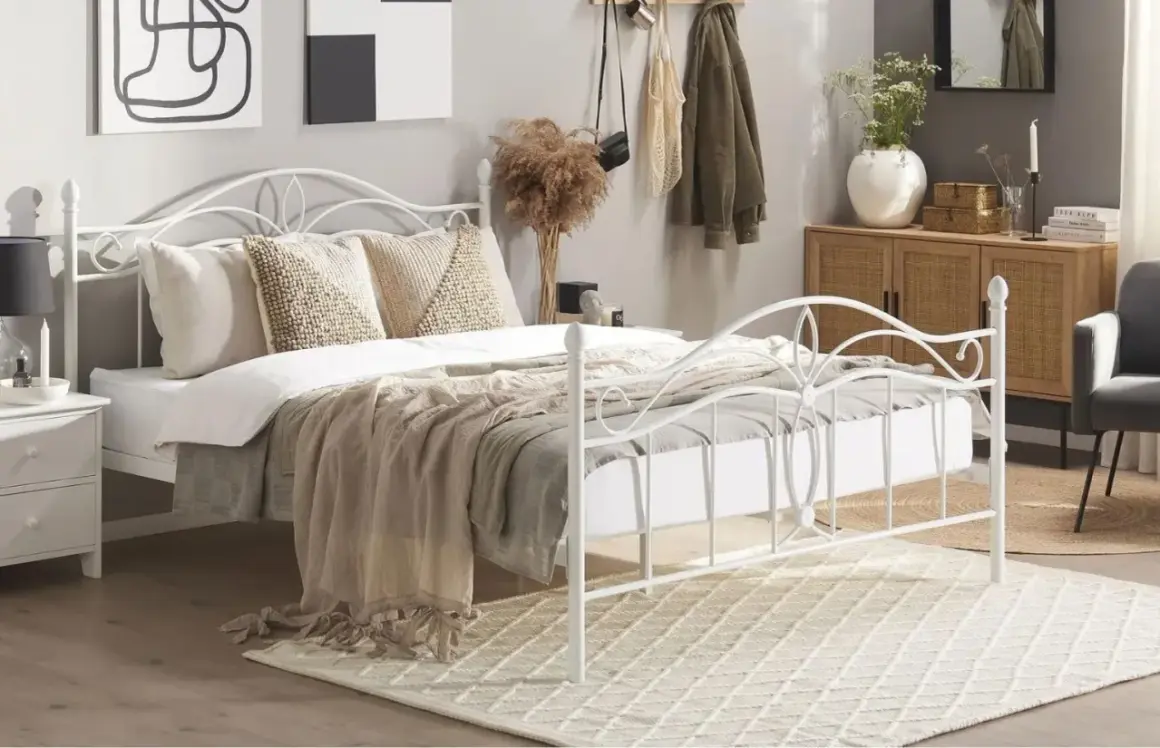 Sypialnia z metalowym łóżkiem w stylu boho. Inspiracje dla Twojego wnętrza.