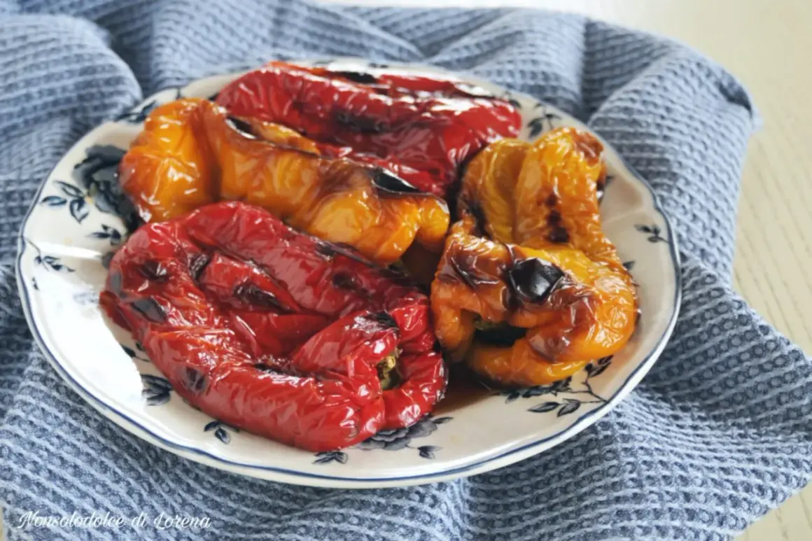 Peperoni rossi e gialli arrostiti, pronti per spellare in forno. Un contorno saporito e colorato.