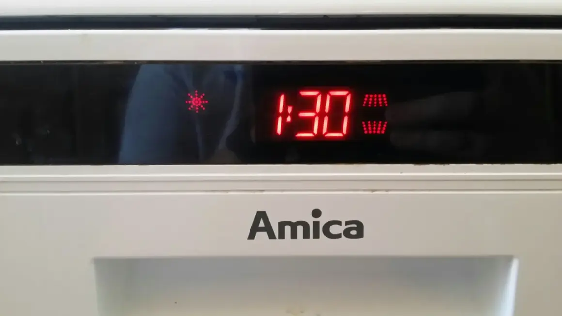 Zmywarka Amica. Na wyświetlaczu świeci symbol gwiazdki i czas 1:30.