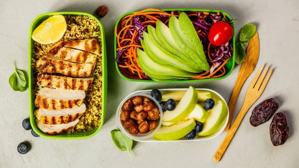 Gesunde gerichte zum vorkochen: gegrilltes Hähnchen mit Couscous, Avocado-Salat, Äpfel und Nüsse.