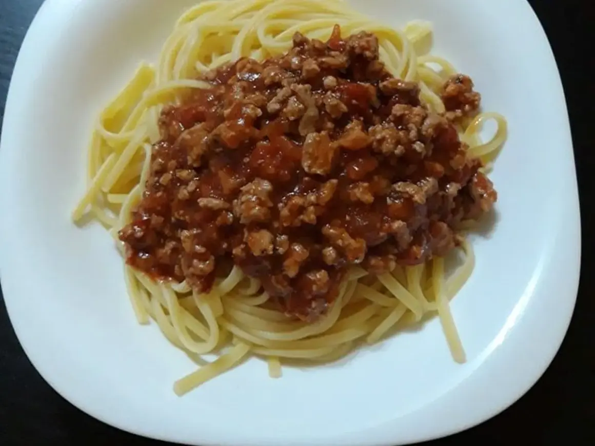 Porcja lekkostrawnego spaghetti z sosem bolognese. Idealne na szybki obiad.