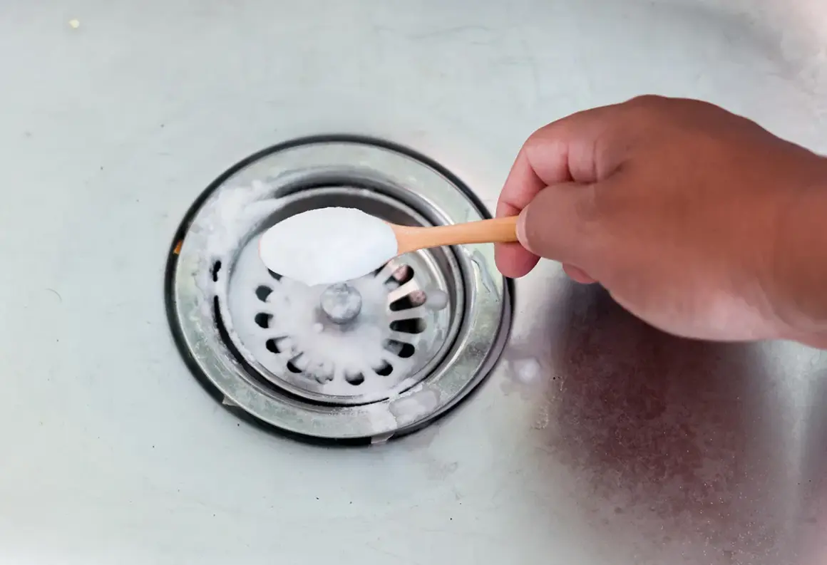 Maintenant, je vais vous montrer comment déboucher évier eau chaude avec du bicarbonate de soude.