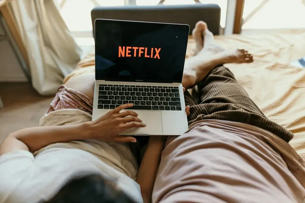 Netflix o której godzinie premiera – poznaj sekrety czasów premier w Polsce