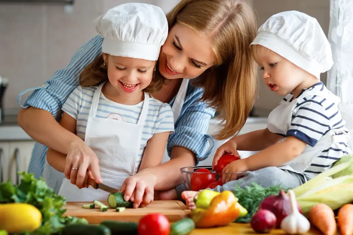 Mama z dziećmi w kuchni, przygotowują zdrowe jedzenie. Uczą się o składnikach, jak przy diecie eliminacyjnej.