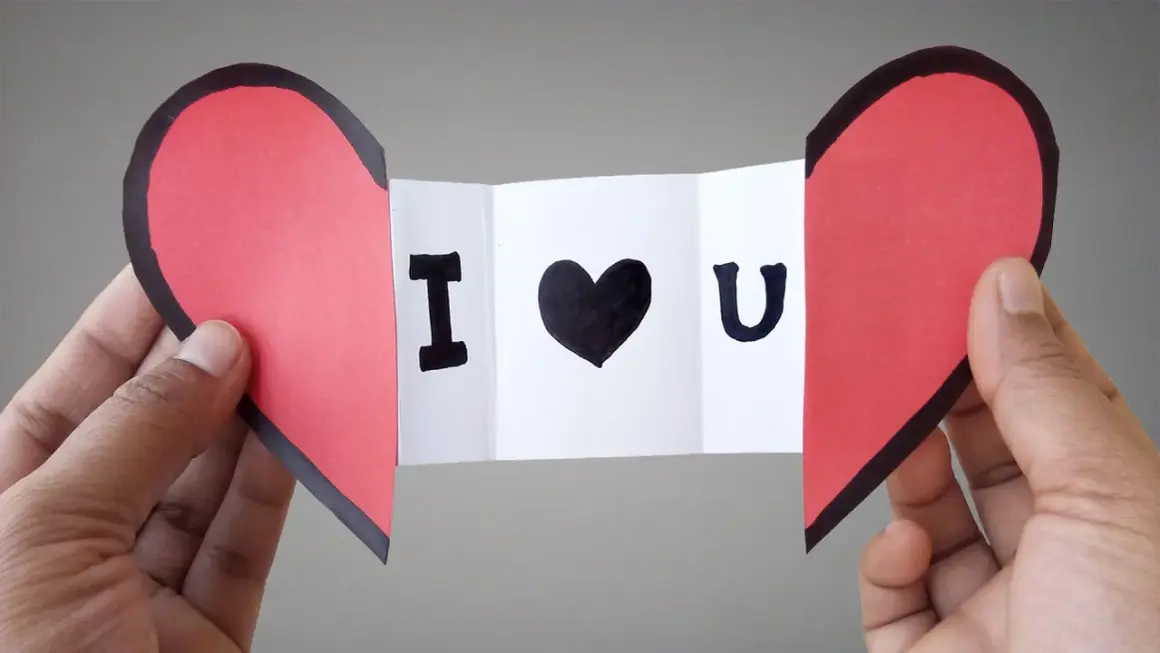 Cuore rosso diviso a metà, con un biglietto che dice "I ♥ U". Un'idea per i san valentino lavoretti fai da te.