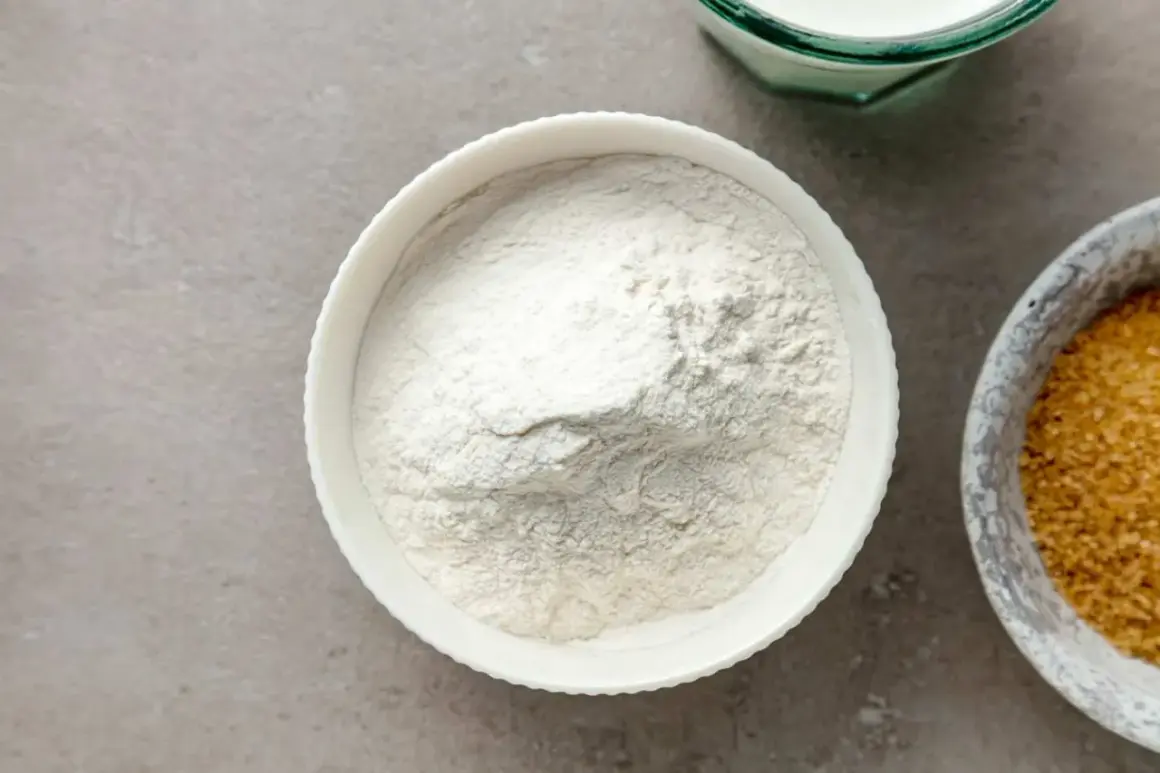 Biała miska z mąką, obok miska z brązowym cukrem i szklanka mleka. Zastanawiasz się, ile szklanek ma kilogram mąki?
