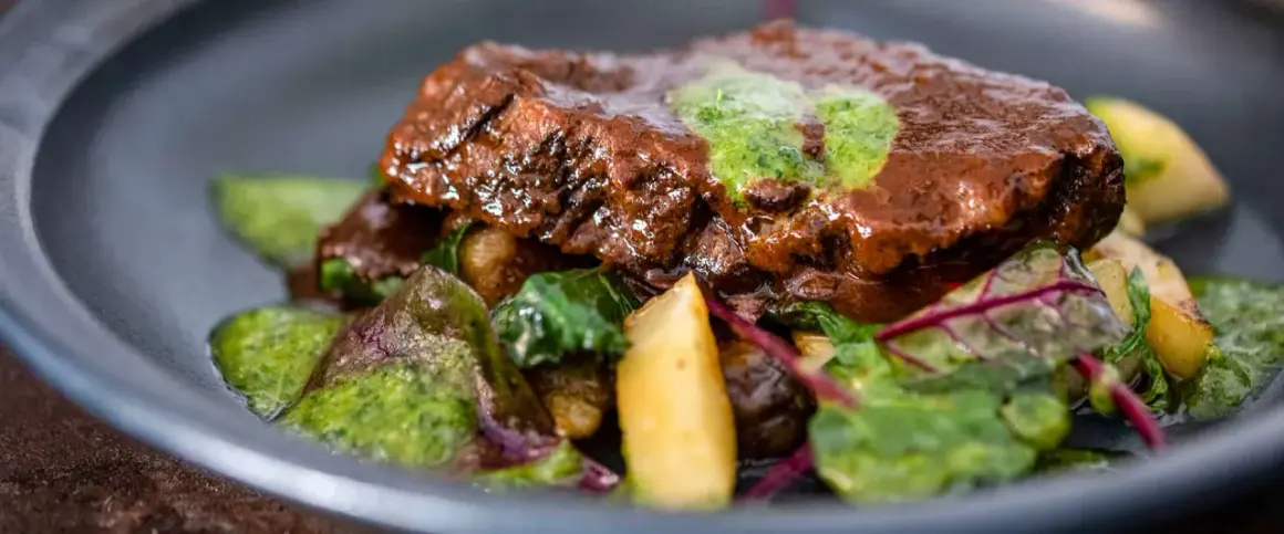 Zart geschmorte Ochsenbacken mit grüner Sauce und Kartoffeln, ein köstliches Ochsenbacken Rezept.