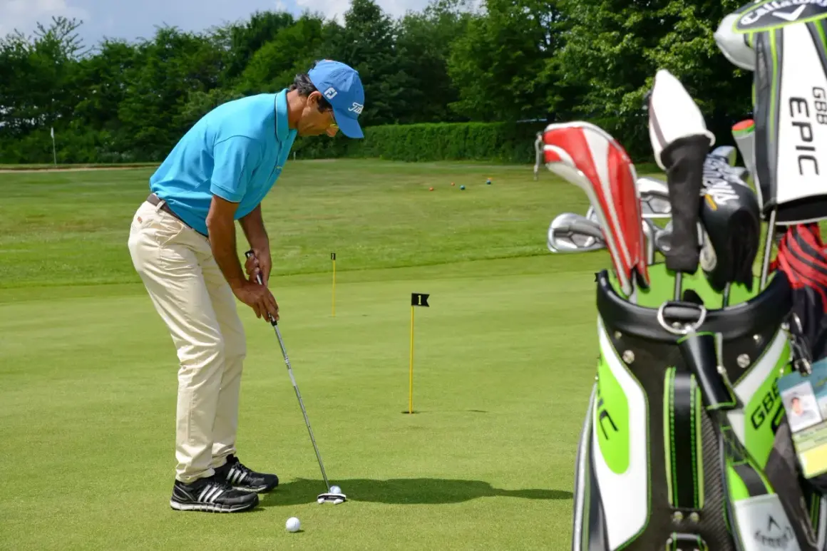 Ein Golfer übt auf dem Putting Green des Golfclub Oberberg.