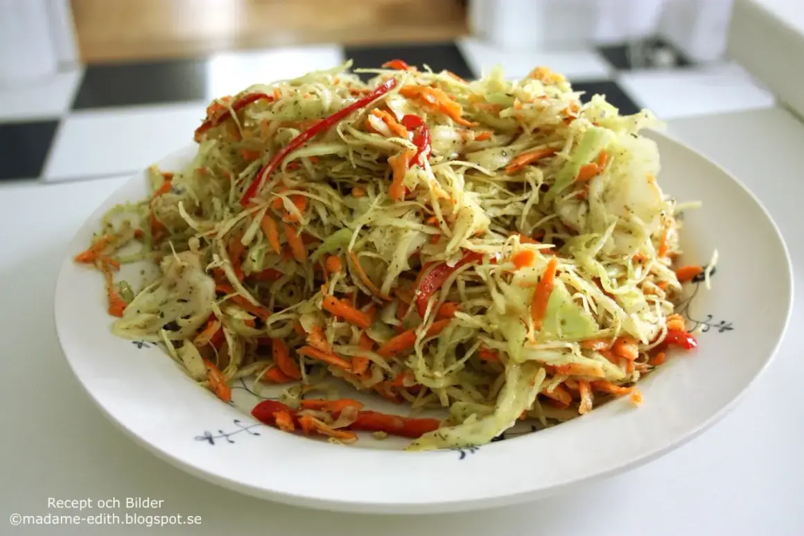 En fräsch kålsallad med morötter och paprika, perfekt som tillbehör. Ett enkelt veckosallad recept för en hälsosam måltid.