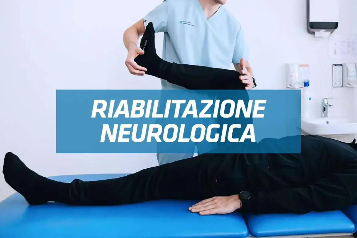 Fisioterapista assiste paziente in esercizi di riabilitazione neurologica, muovendo la gamba.
