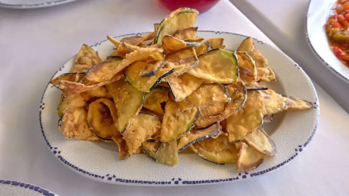 Crujientes berenjenas fritas, perfectas para acompañar cualquier plato. ¡Descubre cómo hacer berenjenas fritas y sorprende a todos!