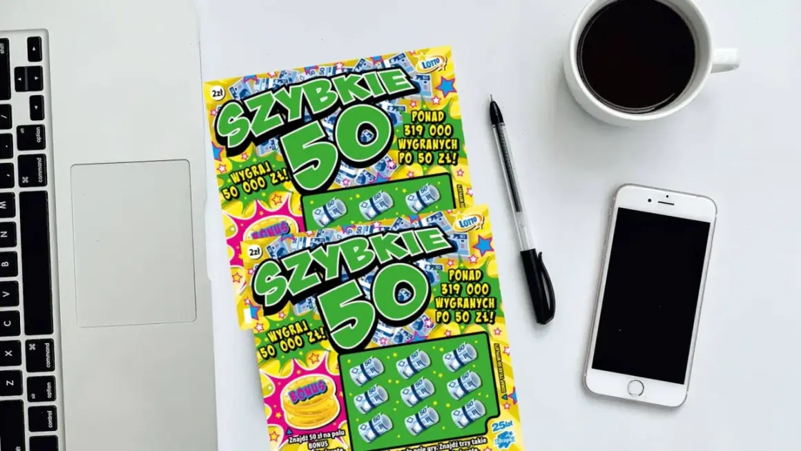 Dwie zdrapki "Szybkie 50" leżą obok laptopa, telefonu i kawy. Dowiedz się, jak sprawdzić zdrapkę i czy masz szczęście!
