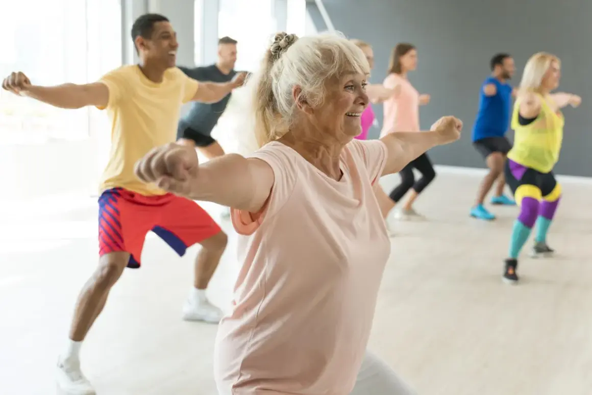 Animation ehpad : des seniors actifs et souriants participent à un cours de danse dynamique, montrant que l'âge n'est pas une barrière à la joie de bouger.