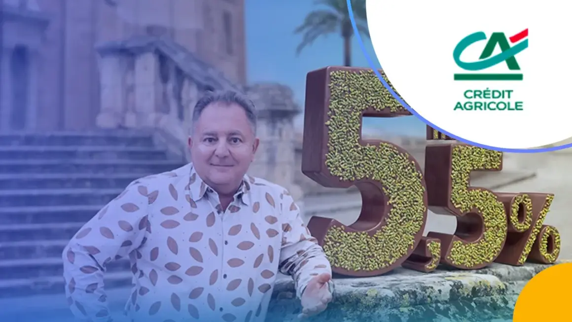 Mężczyzna obok czekoladowych cyfr 5,5% i logo Crédit Agricole. Odkryj atrakcyjne lokaty w Crédit Agricole!