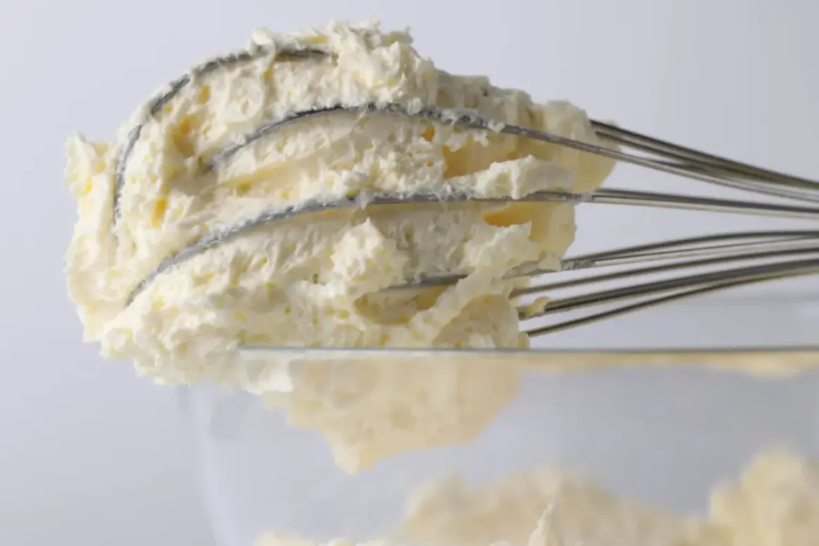 Puszysty, prosty krem z mascarpone bez śmietany, gotowy do użycia. Idealny do deserów.