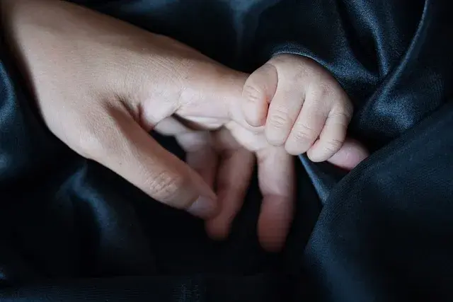 Ile bierze opiekunka do dziecka za godzinę? Sprawdź ceny i fakty
