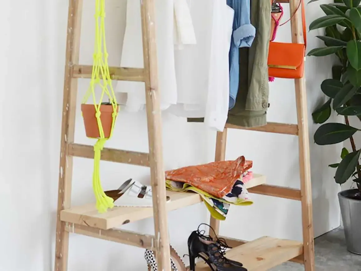 Étagère à vêtements DIY, un dressing fait maison pas cher avec des plantes suspendues et des chaussures.