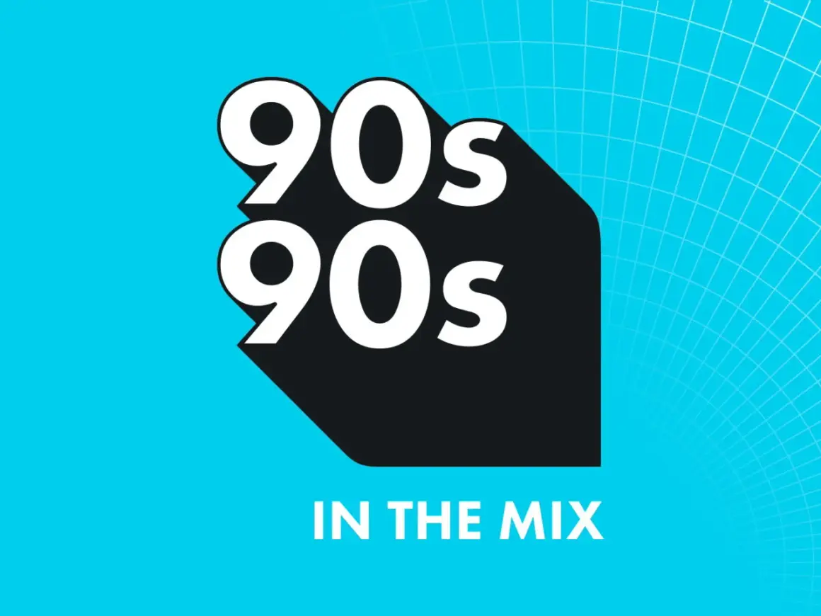 Logo mit "90s 90s IN THE MIX" in Weiß auf schwarzem Hintergrund, vor einem hellblauen Gittermuster.