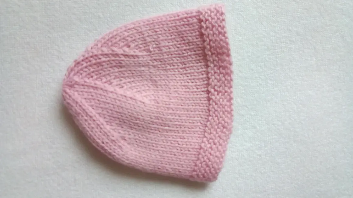 Cappellino bimba ai ferri rosa, con spiegazioni per realizzarlo. Morbido e caldo, perfetto per le piccole.