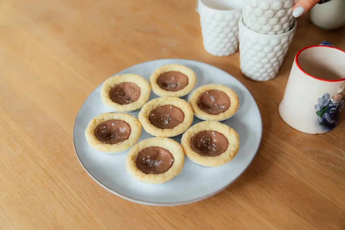 Små chokladbakelser med flingsalt, perfekta för ett dumlekakor recept. Serveras på en ljusblå tallrik.