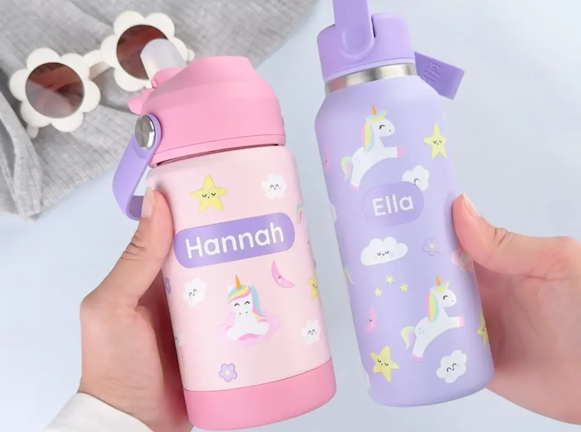 Zwei personalisierte Trinkflaschen für Kinder, eine pink mit "Hannah", die andere lila mit "Ella". Perfekt als beste Trinkflasche Kinder.