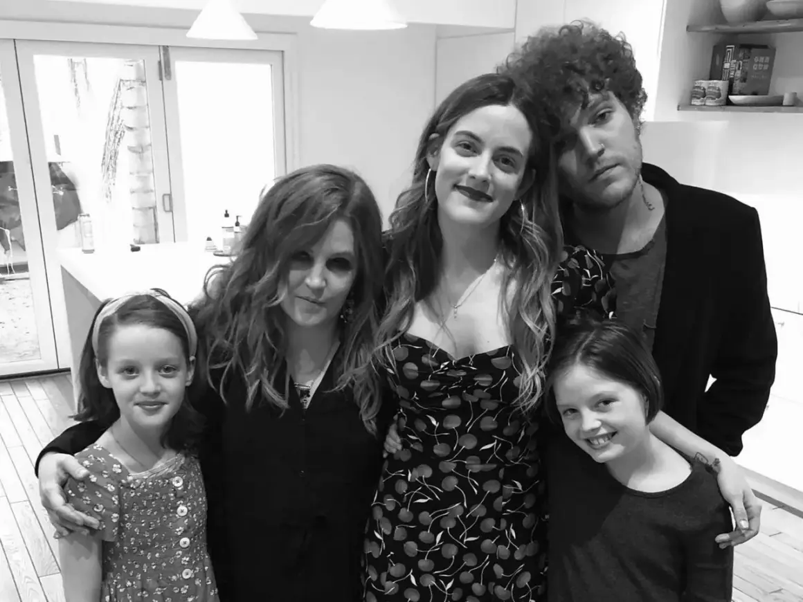 Lisa Marie Presley med sina barn. En familjebild med fyra personer i en ljus miljö.